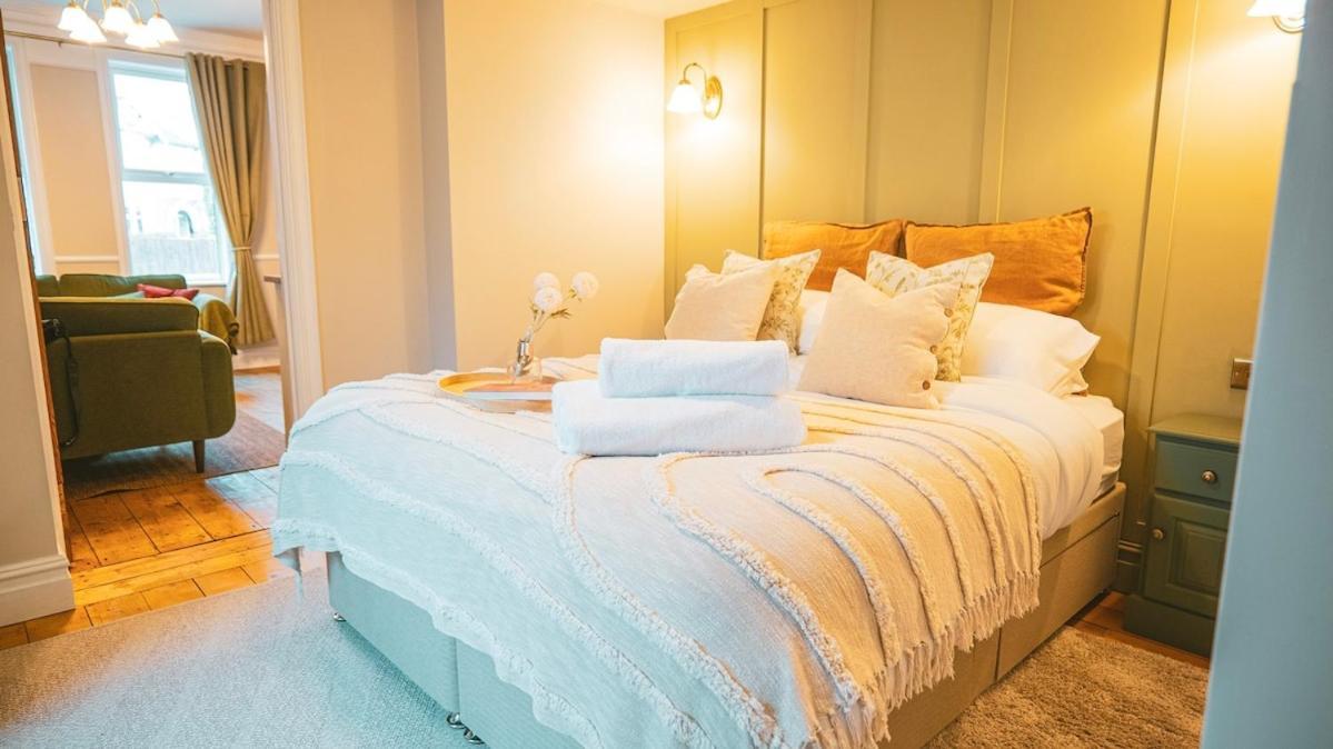 The Prestbury Annexe Apartment Cheltenham Bagian luar foto