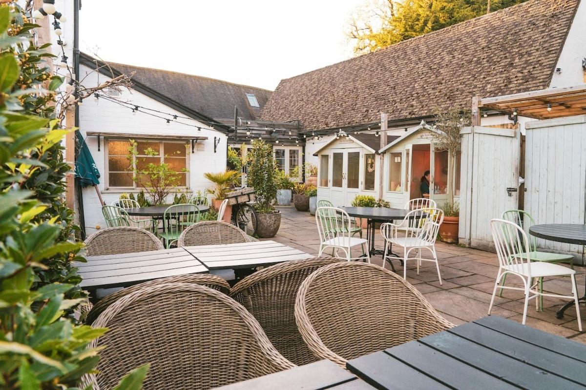 The Prestbury Annexe Apartment Cheltenham Bagian luar foto