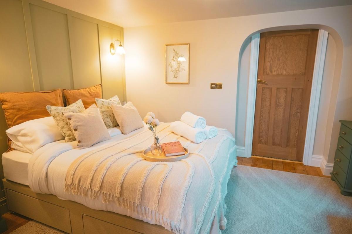 The Prestbury Annexe Apartment Cheltenham Bagian luar foto
